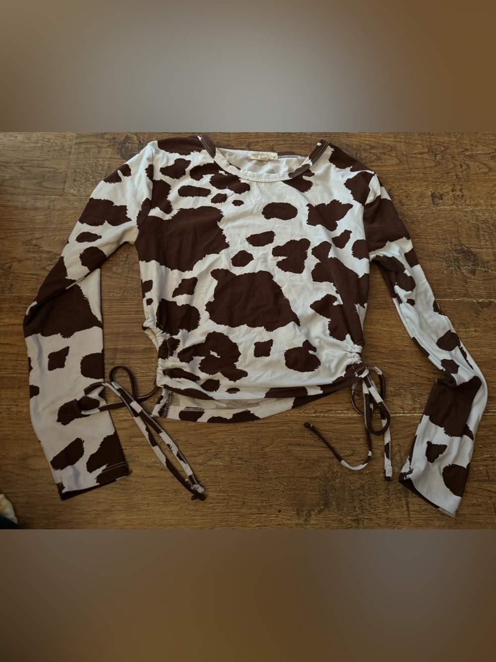 Cow print long sleeve knit top with side ruching & cutouts M women’s so cute!